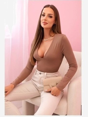 Dámske body s dlhým rukávom a hlbokým výstrihom ťava