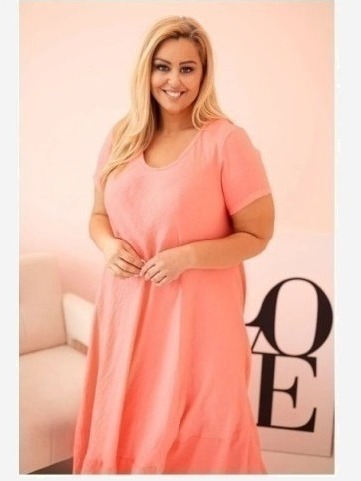 Dámske šaty plus size s krátkym rukávom a volánom z ľahkej viskózy ružová