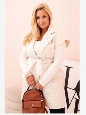 Dámska vesta Plus Size prešívaná s opaskom a golierom svetlo béžová