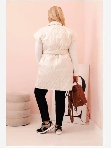 Dámska vesta Plus Size prešívaná s opaskom a golierom svetlo béžová