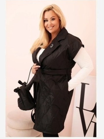 Dámska vesta Plus Size prešívaná s opaskom a golierom čierna