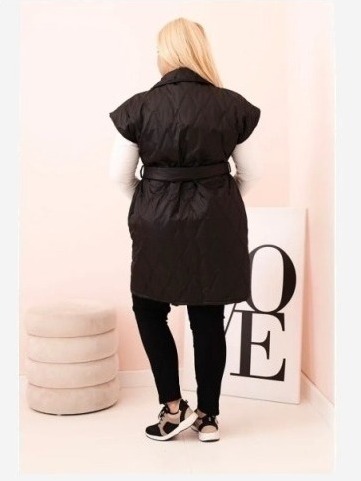 Dámska vesta Plus Size prešívaná s opaskom a golierom čierna