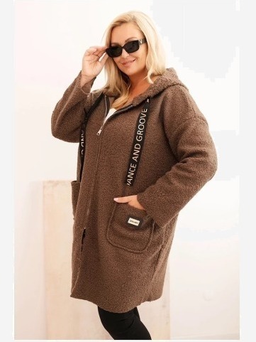 Dámsky kabát Plus Size z umelého barančeka s kapucňou a vreckami hnedý