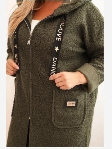 Dámsky kabát Plus Size z umelého baranka s kapucňou a vreckami khaki