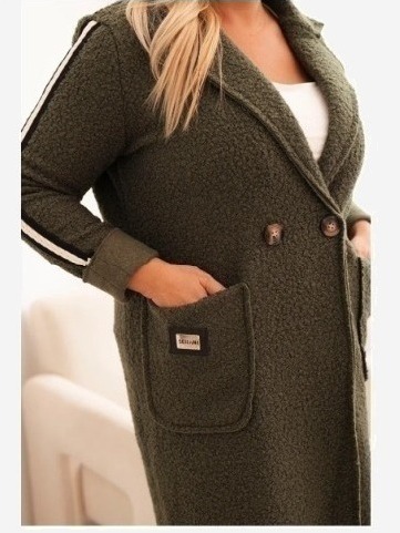 Dámsky kabát Plus Size z umelého baranka s vreckami khaki