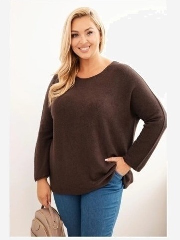 Dámsky sveter plus size s lodičkovým výstrihom hnedý