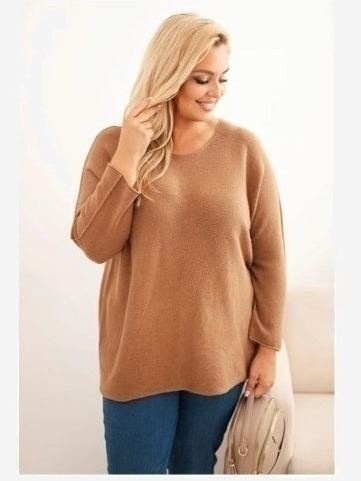 Dámsky sveter plus size s lodičkovým výstrihom camelový