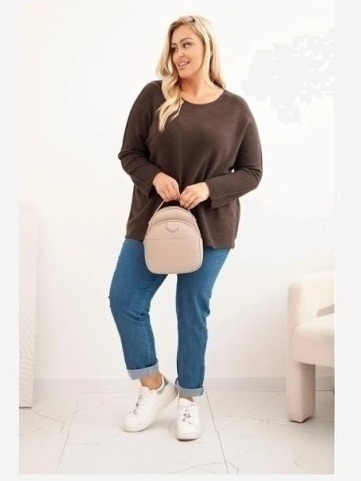 Dámsky sveter plus size s lodičkovým výstrihom hnedý