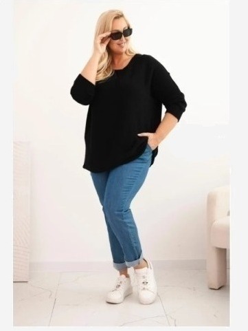 Dámsky sveter plus size s lodičkovým výstrihom čierny
