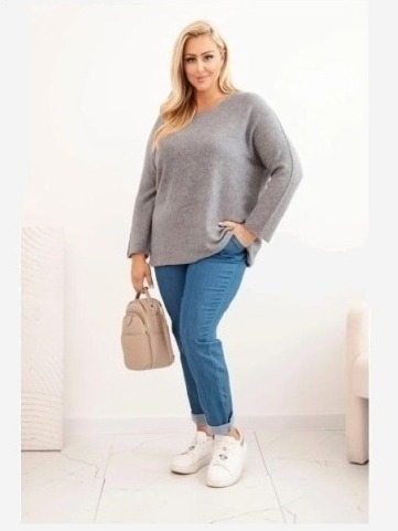 Dámsky sveter plus size s lodičkovým výstrihom šedý