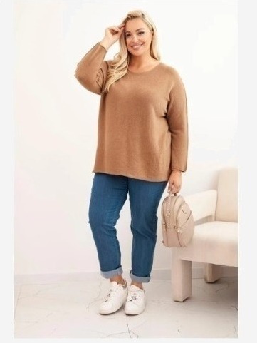 Dámsky sveter plus size s lodičkovým výstrihom camelový