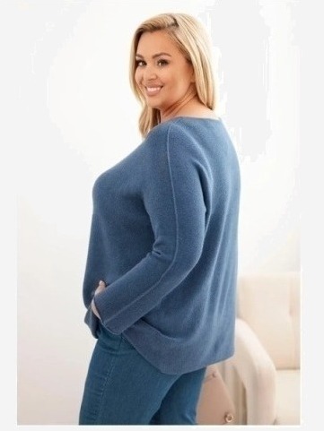 Dámsky sveter plus size s lodičkovým výstrihom džínový