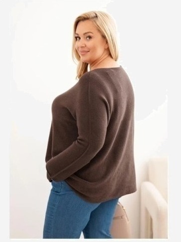 Dámsky sveter plus size s lodičkovým výstrihom hnedý