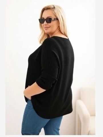 Dámsky sveter plus size s lodičkovým výstrihom čierny