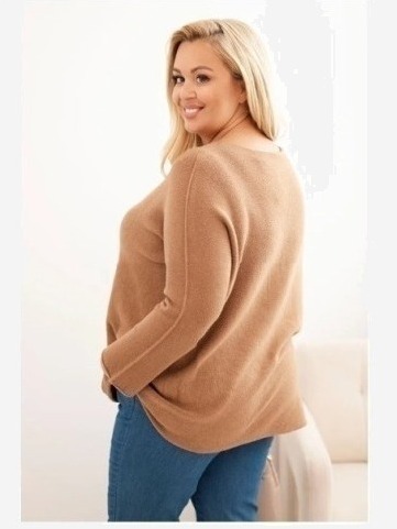 Dámsky sveter plus size s lodičkovým výstrihom camelový