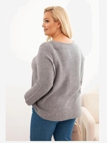 Dámsky sveter plus size s lodičkovým výstrihom šedý