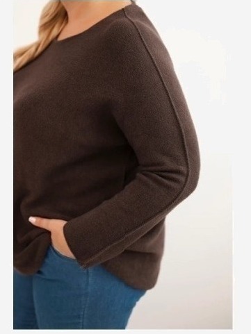 Dámsky sveter plus size s lodičkovým výstrihom hnedý