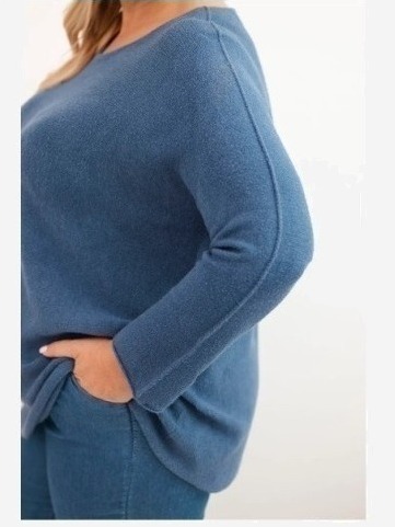 Dámsky sveter plus size s lodičkovým výstrihom džínový