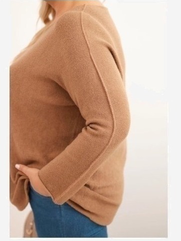 Dámsky sveter plus size s lodičkovým výstrihom camelový