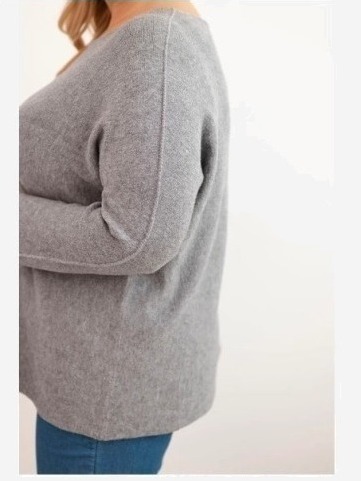 Dámsky sveter plus size s lodičkovým výstrihom šedý