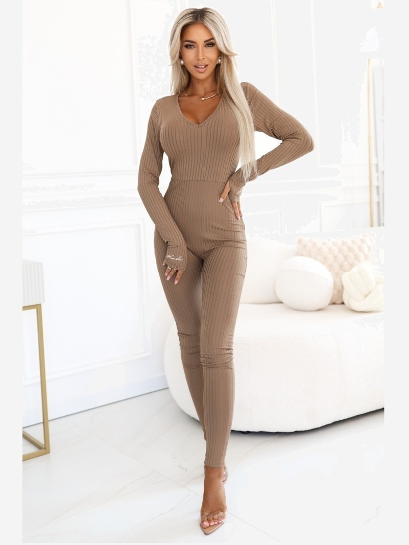 619-1 Pohodlný a elegantný rebrovaný dámsky overal s výstrihom - mocha mousse