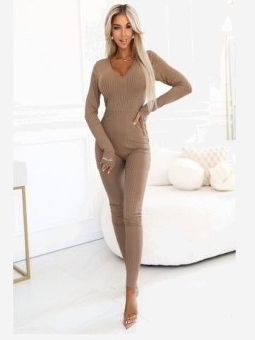 619-1 Pohodlný a elegantný rebrovaný dámsky overal s výstrihom - mocha mousse