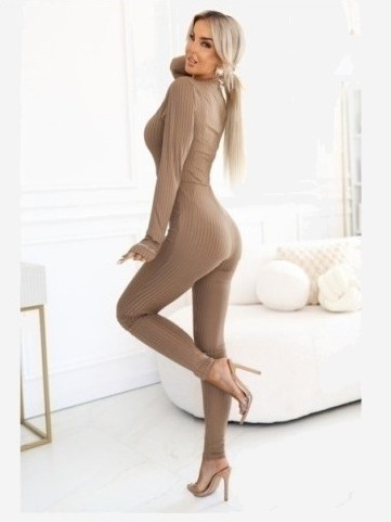 619-1 Pohodlný a elegantný rebrovaný dámsky overal s výstrihom - mocha mousse