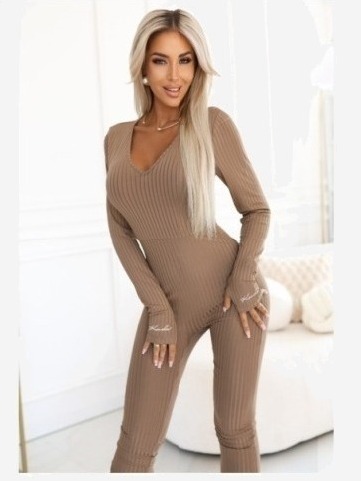 619-1 Pohodlný a elegantný rebrovaný dámsky overal s výstrihom - mocha mousse