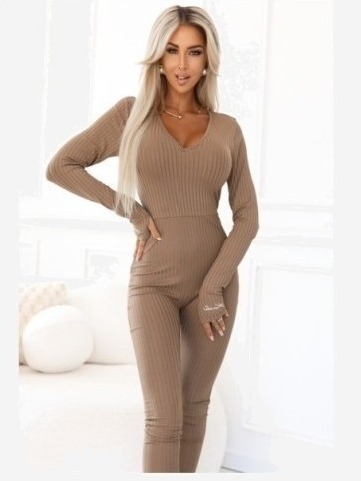 619-1 Pohodlný a elegantný rebrovaný dámsky overal s výstrihom - mocha mousse