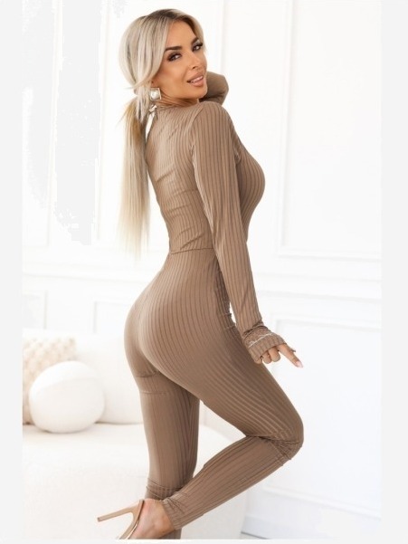 619-1 Pohodlný a elegantný rebrovaný dámsky overal s výstrihom - mocha mousse