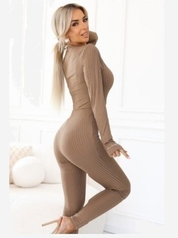 619-1 Pohodlný a elegantný rebrovaný dámsky overal s výstrihom - mocha mousse
