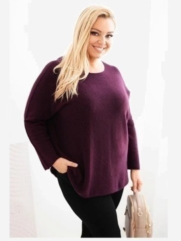 Dámsky sveter plus size s lodičkovým výstrihom slivkový