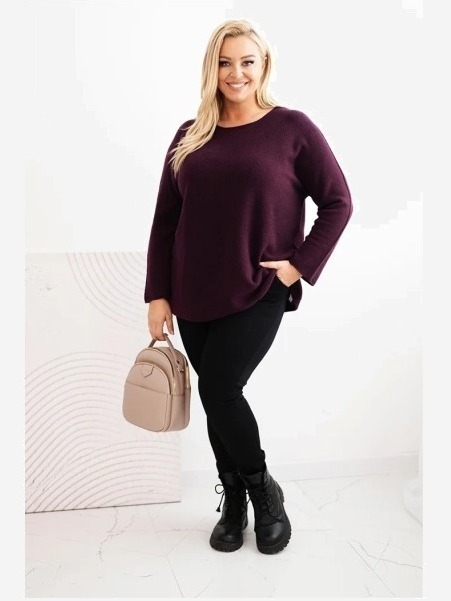 Dámsky sveter plus size s lodičkovým výstrihom slivkový