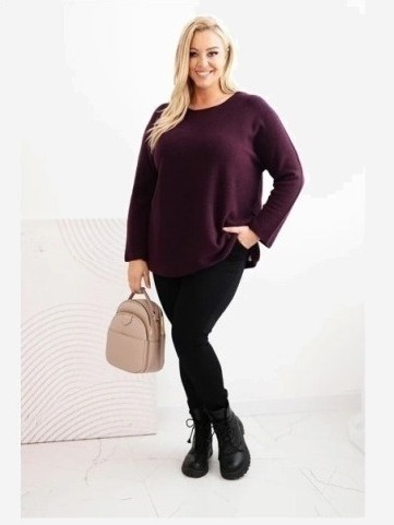 Dámsky sveter plus size s lodičkovým výstrihom slivkový