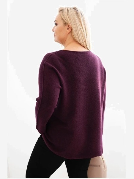 Dámsky sveter plus size s lodičkovým výstrihom slivkový