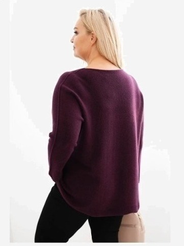 Dámsky sveter plus size s lodičkovým výstrihom slivkový