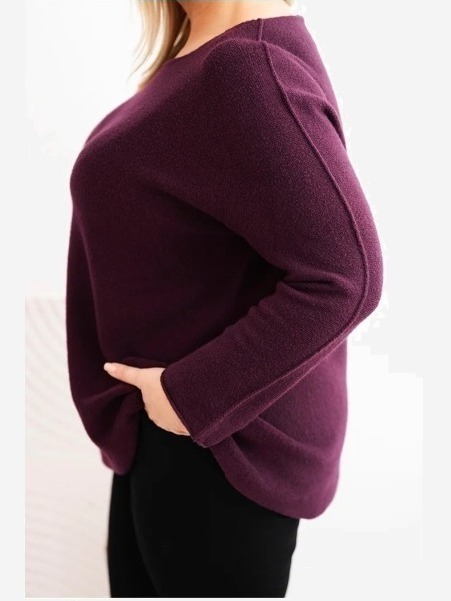 Dámsky sveter plus size s lodičkovým výstrihom slivkový