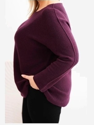 Dámsky sveter plus size s lodičkovým výstrihom slivkový
