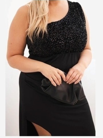 Dámske večerné šaty Plus Size na jedno rameno čierna