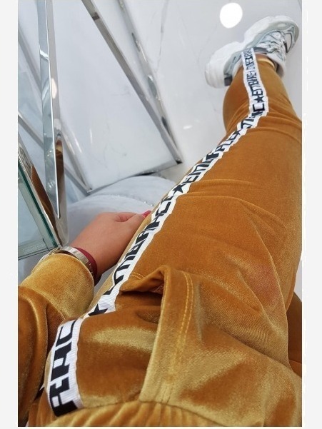 Velúrový súprava s ozdobnými stuhami horčica