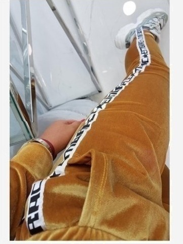 Velúrový súprava s ozdobnými stuhami horčica