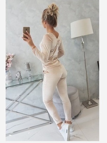 Velúrová súprava s volánikmi vzadu béžová