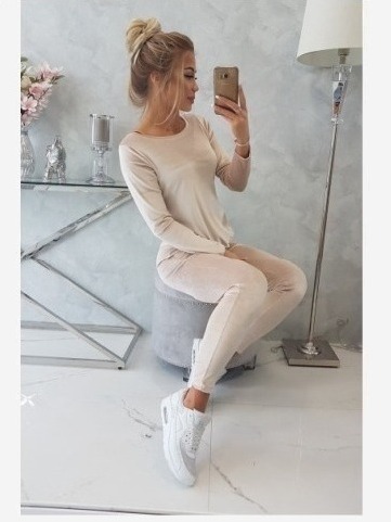 Velúrová súprava s volánikmi vzadu béžová