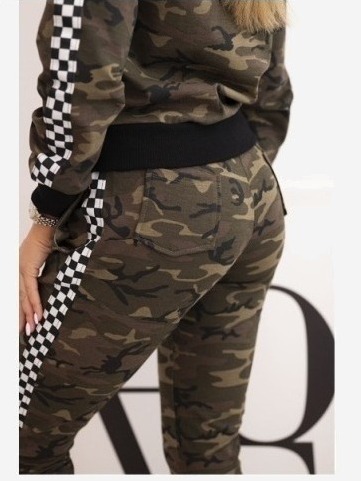 Dámsky komplet s kapucňou a maskáčovou potlačou khaki + ecru