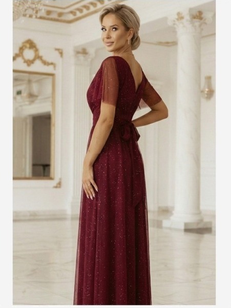 635-5 MELANIA dlhé, lesklé šaty s výstrihom a krátkymi rukávmi - vínové