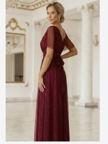 635-5 MELANIA dlhé, lesklé šaty s výstrihom a krátkymi rukávmi - vínové