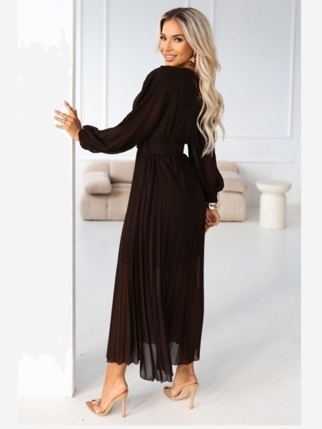 414-11 KLARA Elegantní skládané midi šaty s páskem a výstřihem - čokoládové