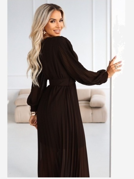 414-11 KLARA Elegantní skládané midi šaty s páskem a výstřihem - čokoládové