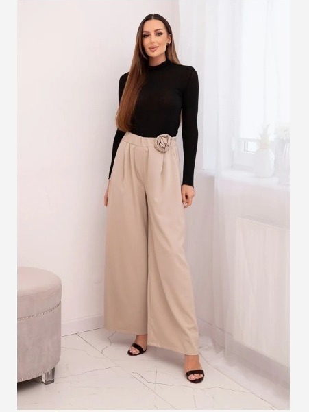 Dámske elegantné nohavice so širokým strihom a ozdobným kvetom béžové