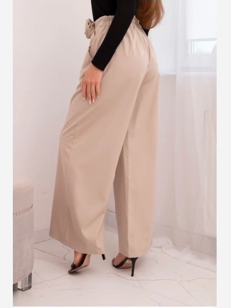 Dámske elegantné nohavice so širokým strihom a ozdobným kvetom béžové